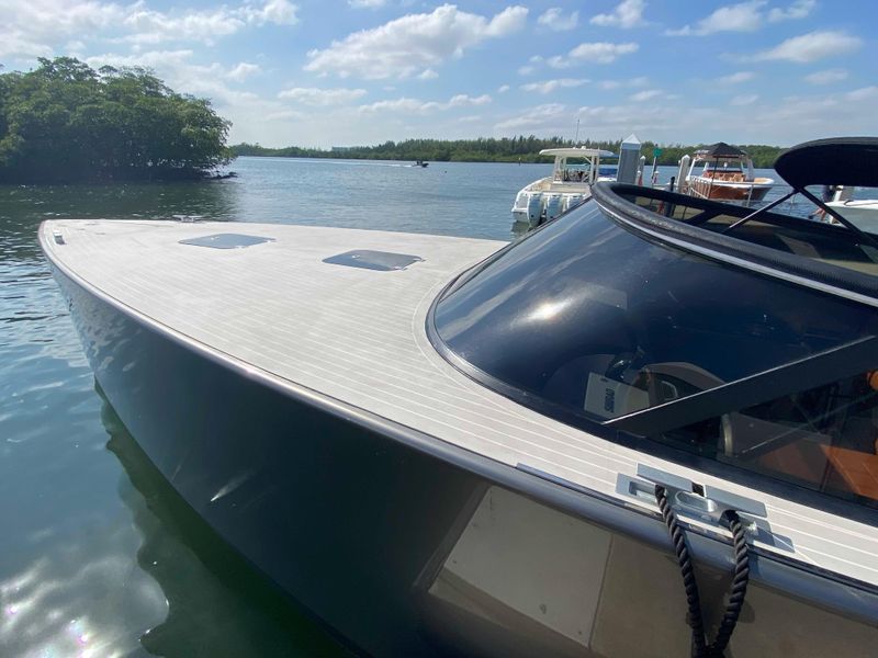 2015 VanDutch 40