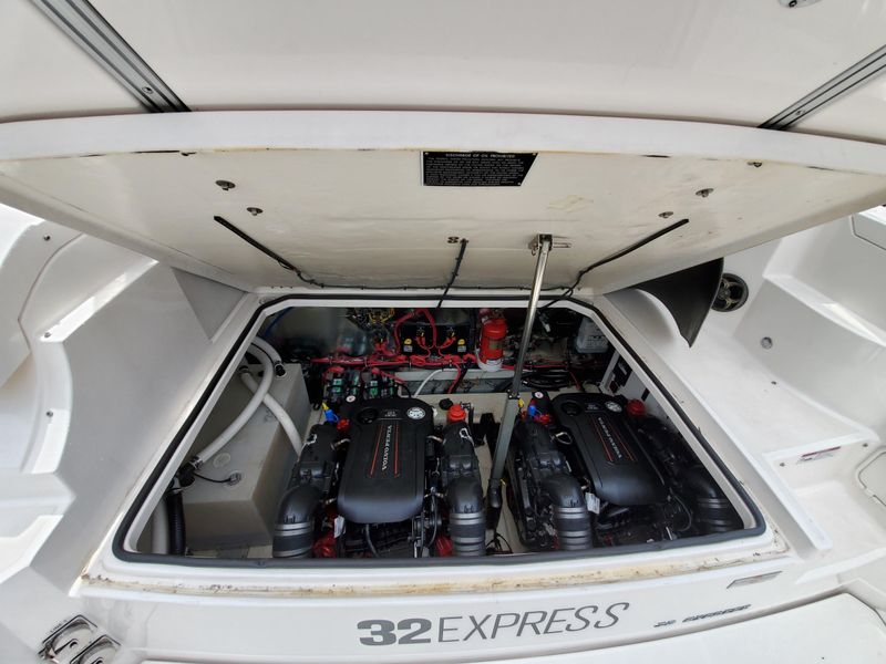 2017 Regal 32 Express