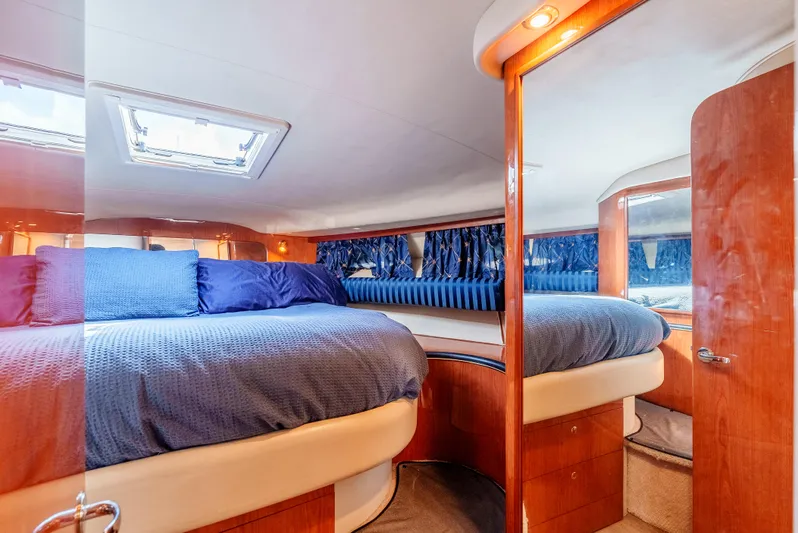 "carried Aweigh" Yacht Photos Pics Luxurious cabin interior of 1999 Sea Ray 400 Sundancer yacht with cozy bedding.