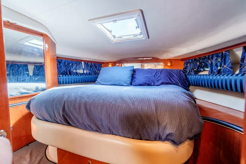 "carried Aweigh" Yacht Photos Pics 1999 Sea Ray 400 Sundancer cabin with cozy bed and skylight.