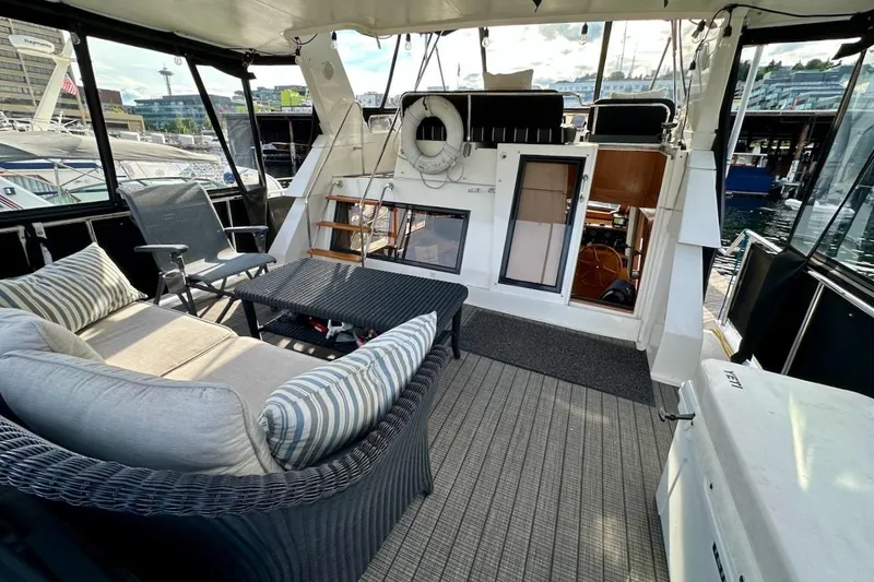 Rover Yacht Photos Pics Luxurious 1993 Ocean Alexander 460 yacht interior with comfortable seating and waterfront view.