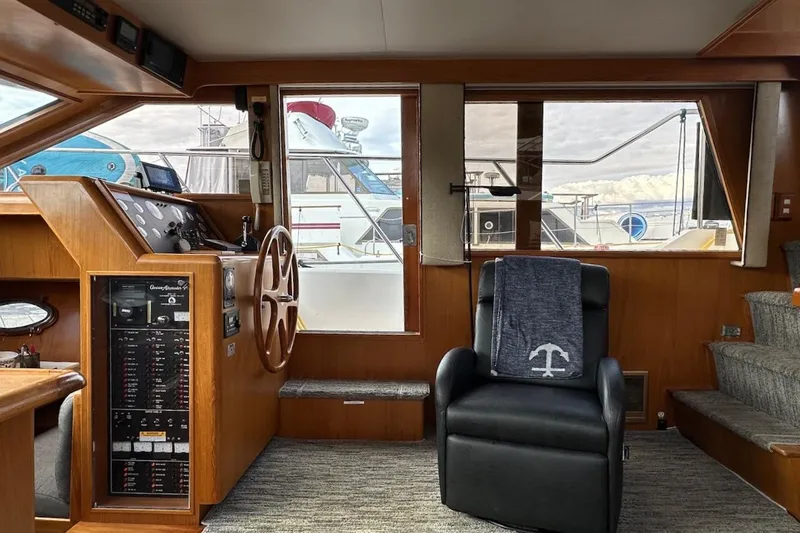 Rover Yacht Photos Pics Interior of 1993 Ocean Alexander 460 yacht with helm, steering wheel, and comfortable seating.