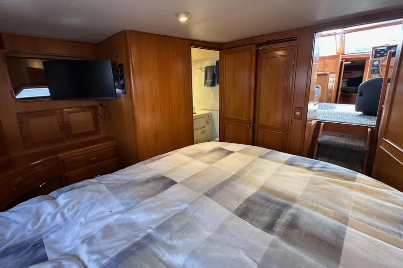 Rover Yacht Photos Pics Luxurious 1993 Ocean Alexander 460 yacht interior with cozy bedroom and modern amenities.