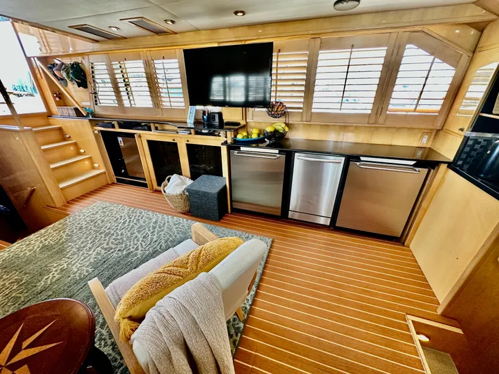 Hydrotherapy Yacht Photos Pics Luxurious interior of a 1999 Jefferson 52 Rivanna Aft Cabin yacht with modern amenities.