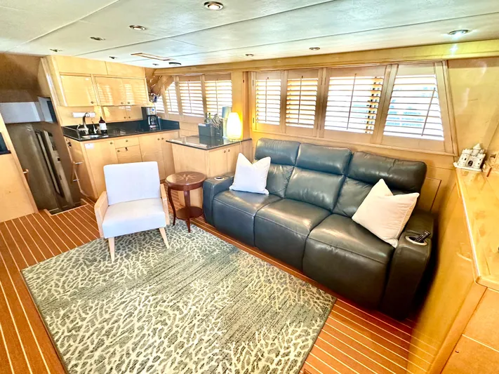 Hydrotherapy Yacht Photos Pics Luxurious interior of 1999 Jefferson 52 Rivanna Aft Cabin yacht with modern furnishings.