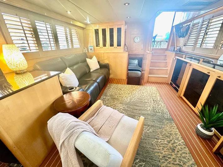 Hydrotherapy Yacht Photos Pics Luxurious interior of 1999 Jefferson 52 Rivanna Aft Cabin yacht with cozy seating and elegant decor.