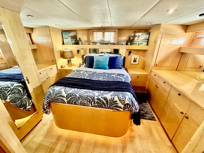 Hydrotherapy Yacht Photos Pics Luxurious 1999 Jefferson 52 Rivanna Aft Cabin bedroom with elegant decor and ample storage.