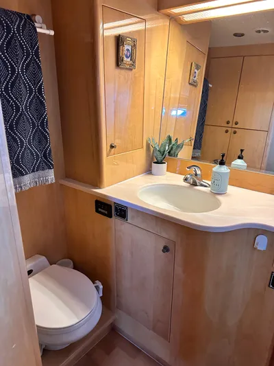 Hydrotherapy Yacht Photos Pics 1999 Jefferson 52 Rivanna Aft Cabin bathroom with wooden cabinetry and modern fixtures.