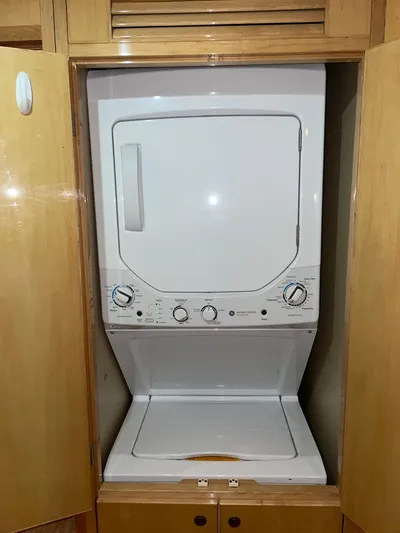 Hydrotherapy Yacht Photos Pics Stacked washer and dryer in 1999 Jefferson 52 Rivanna Aft Cabin yacht.