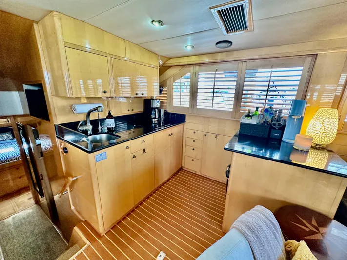 Hydrotherapy Yacht Photos Pics 1999 Jefferson 52 Rivanna Aft Cabin yacht kitchen with wooden cabinets and modern appliances.