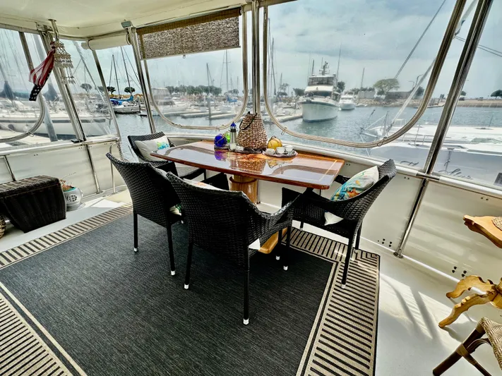 Hydrotherapy Yacht Photos Pics 1999 Jefferson 52 Rivanna Aft Cabin yacht interior with dining area and marina view.