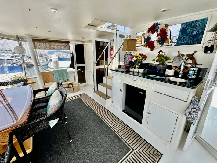 Hydrotherapy Yacht Photos Pics Interior of 1999 Jefferson 52 Rivanna Aft Cabin with modern decor and marina view.
