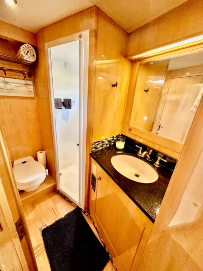 Hydrotherapy Yacht Photos Pics 1999 Jefferson 52 Rivanna Aft Cabin bathroom with shower, sink, and toilet.