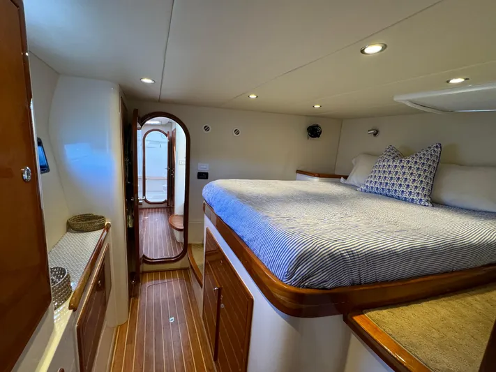 Headquarters Yacht Photos Pics 