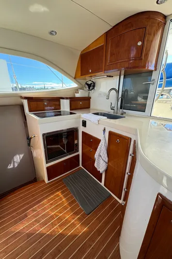 Headquarters Yacht Photos Pics 