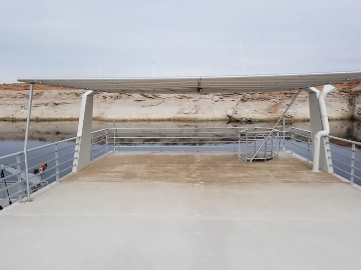 Cruisin (1/5 Share) Yacht Photos Pics 2008 Destination Yachts Cruisin, houseboat with deck and railing.