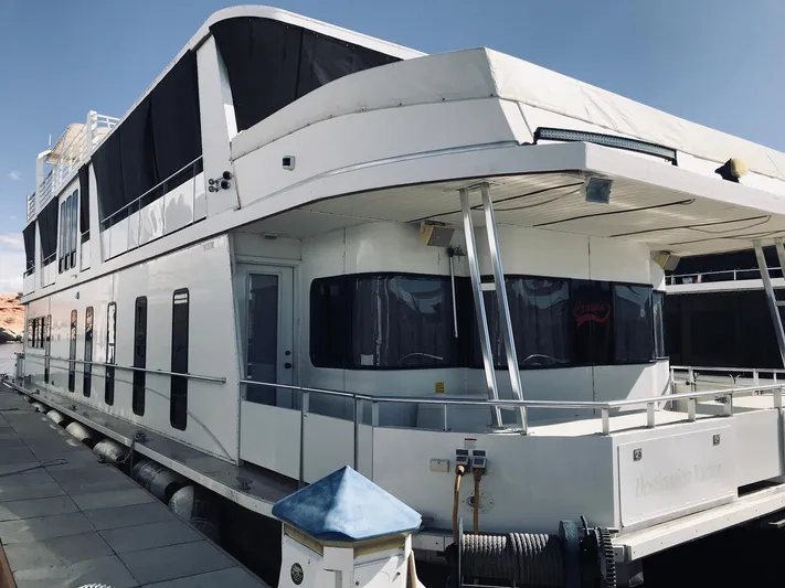 Cruisin (1/5 Share) Yacht Photos Pics 2008 Destination Yachts Cruisin houseboat docked.