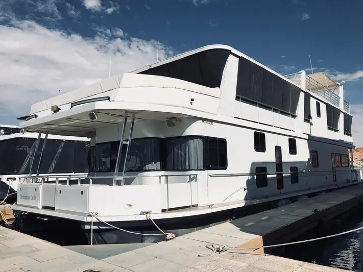 Cruisin (1/5 Share) Yacht Photos Pics 2008 Destination Yachts Cruisin houseboat docked.