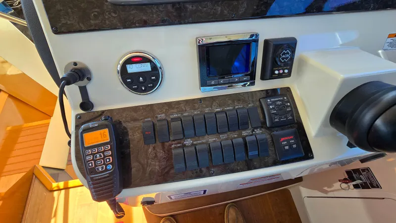  Yacht Photos Pics 2015 Sea Ray 470 Sundancer helm with control panel.