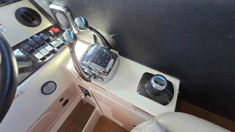  Yacht Photos Pics Control console of 2015 Sea Ray 470 Sundancer with controls.