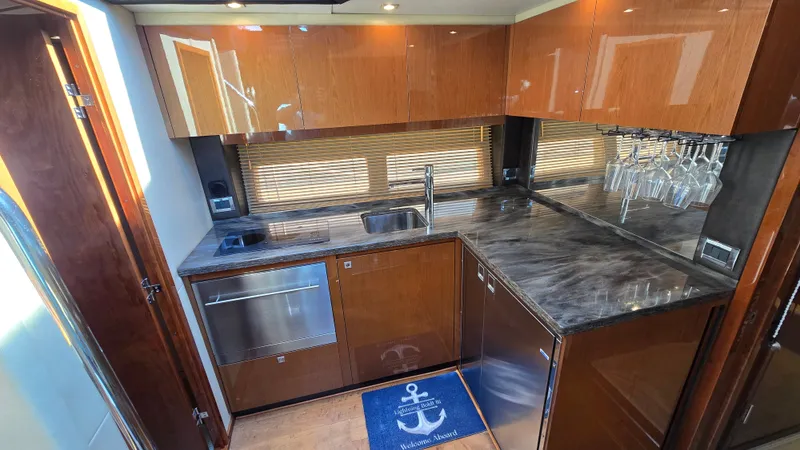  Yacht Photos Pics Luxurious kitchen on a 2015 Sea Ray 470 Sundancer yacht.
