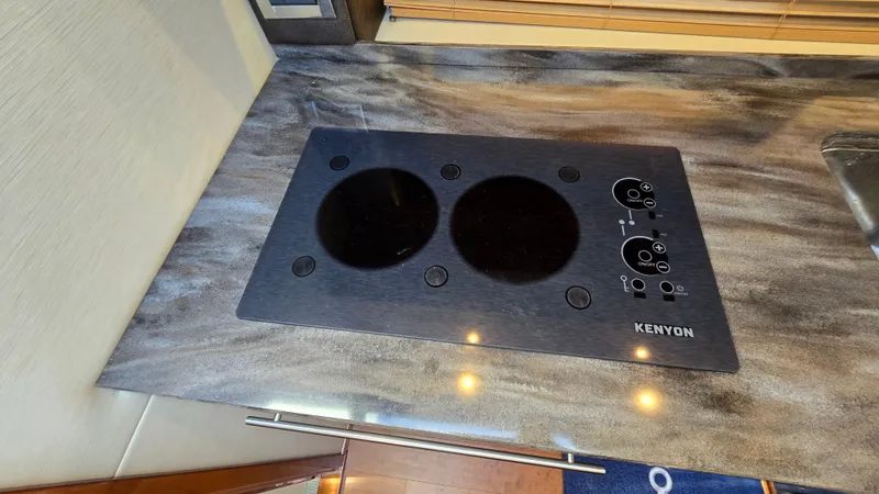  Yacht Photos Pics Kitchen countertop with Kenyon cooktop on Sea Ray 470 Sundancer 2015.