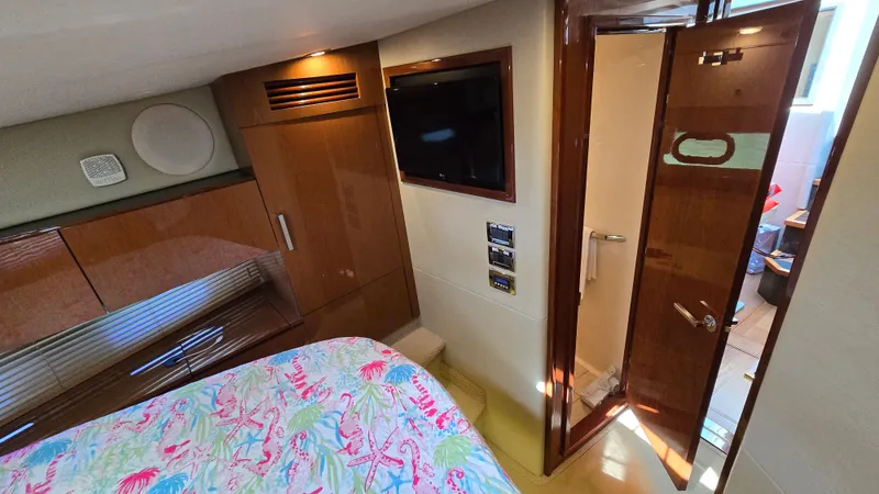  Yacht Photos Pics Interior of 2015 Sea Ray 470 Sundancer with bed and bathroom.
