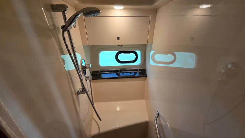  Yacht Photos Pics Shower in 2015 Sea Ray 470 Sundancer with window.