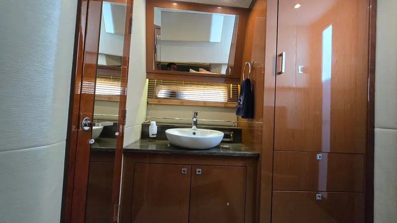  Yacht Photos Pics Luxurious bathroom of the 2015 Sea Ray 470 Sundancer yacht.