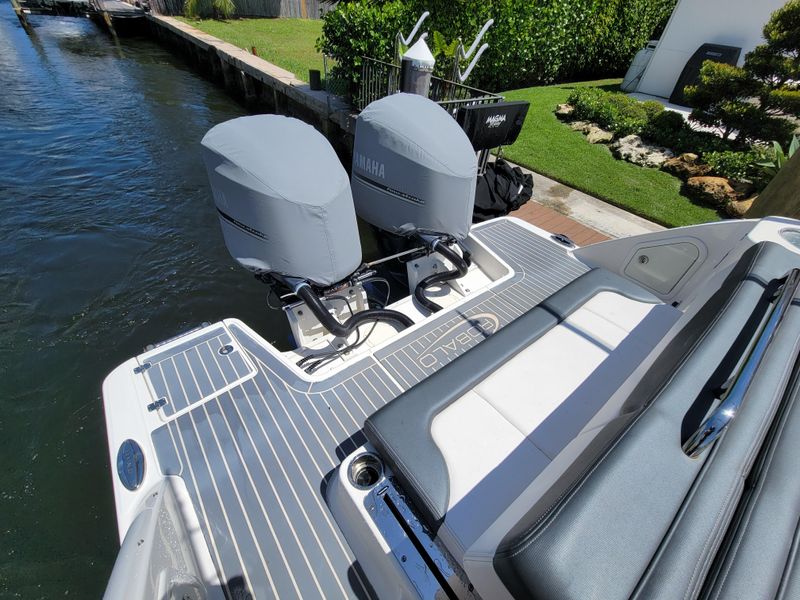 2018 Robalo R317 Dual Console