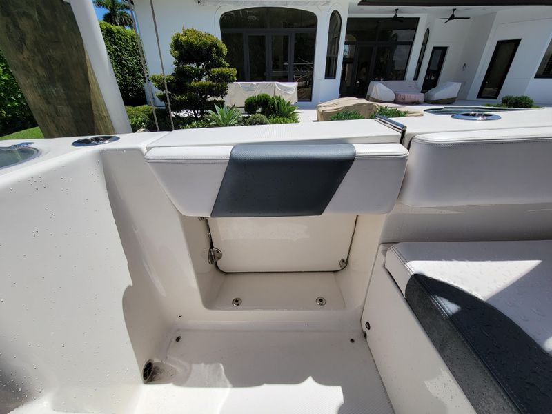 2018 Robalo R317 Dual Console