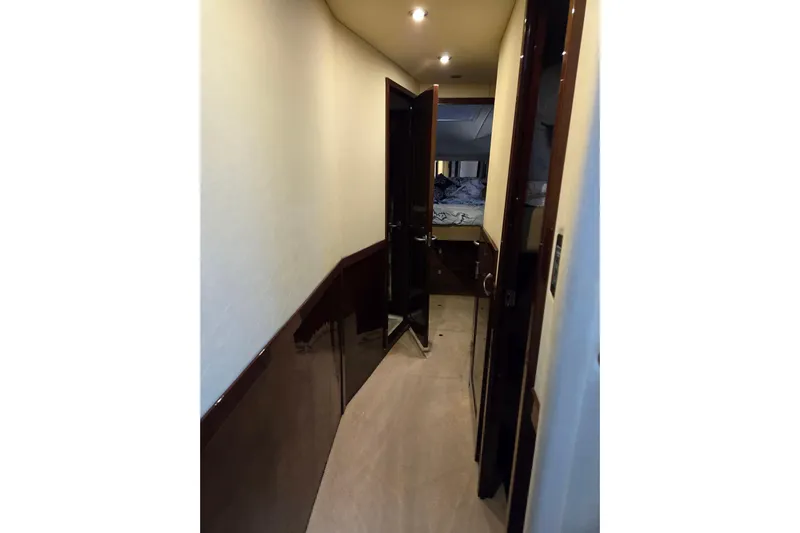  Yacht Photos Pics Hallway inside 2007 Sea Ray 580 Sedan Bridge yacht, leading to a bedroom.