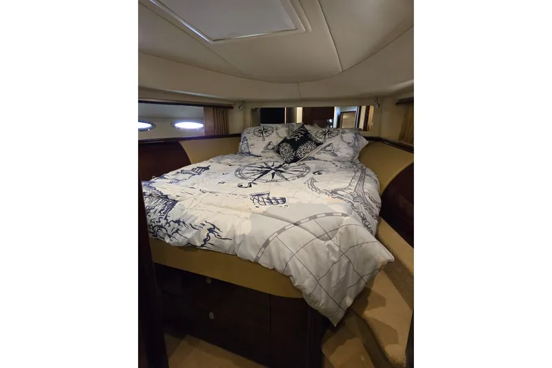  Yacht Photos Pics Luxurious bedroom interior of 2007 Sea Ray 580 Sedan Bridge yacht.
