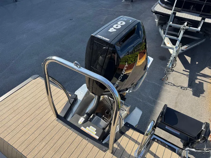  Yacht Photos Pics 2025 Avalon Excalibur 27' boat with powerful 400 HP outboard motor.