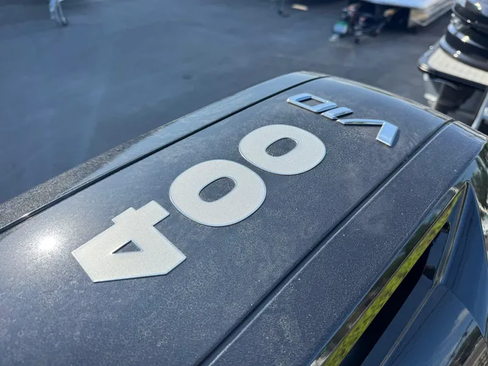  Yacht Photos Pics Close-up of Avalon Excalibur 27' 2025 boat engine with "400" and "V10" labels.