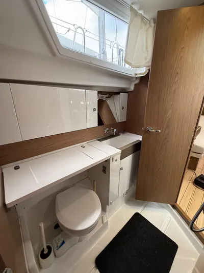 Windwaker Yacht Photos Pics Aft Head