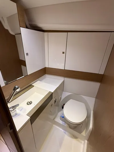 Windwaker Yacht Photos Pics Forward Head