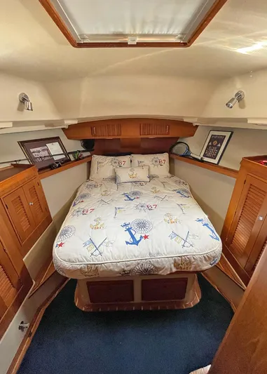 Outta Sight Yacht Photos Pics Fwd stateroom