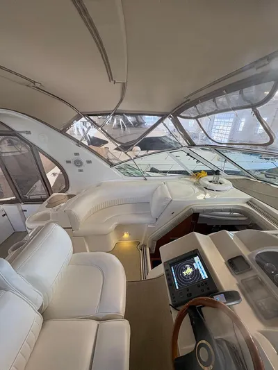  Yacht Photos Pics Helm and Companion Seating