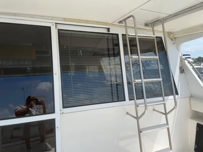  Yacht Photos Pics 1998 Bayliner 4788 Pilot House Motoryacht exterior with ladder and windows.