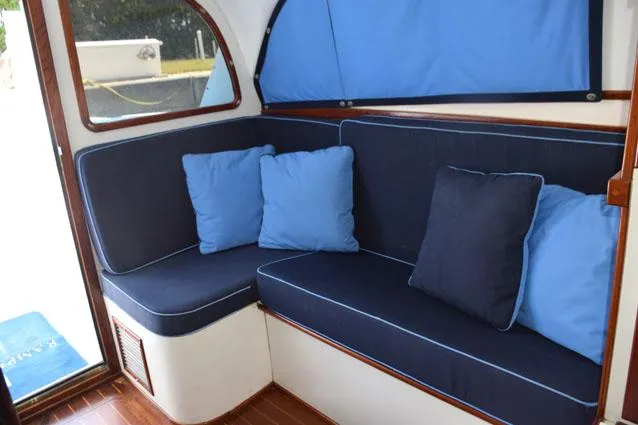 Rampage Yacht Photos Pics Portside L-shape settee