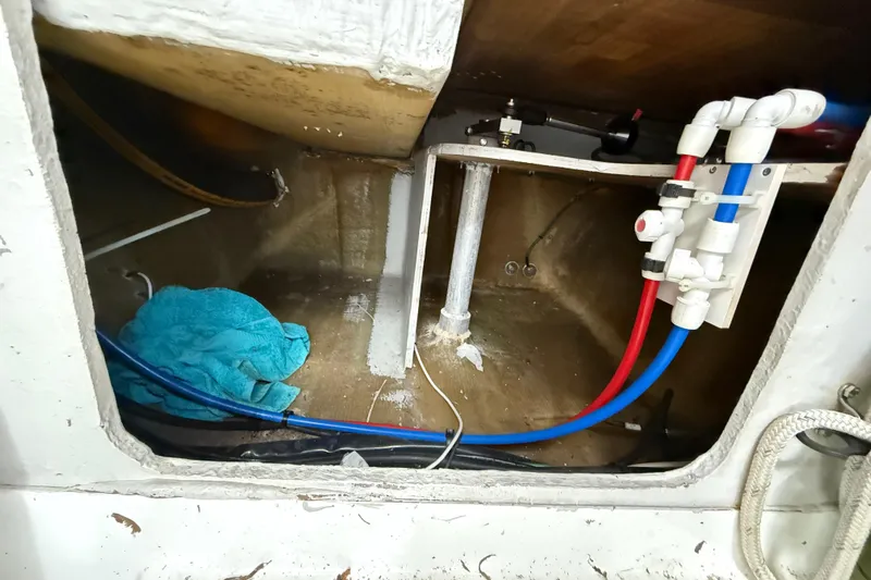 Ohana Yacht Photos Pics Engine room STBD - steering