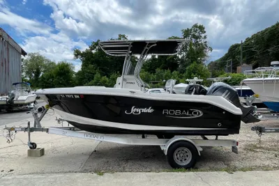 Robalo R180 Center Console