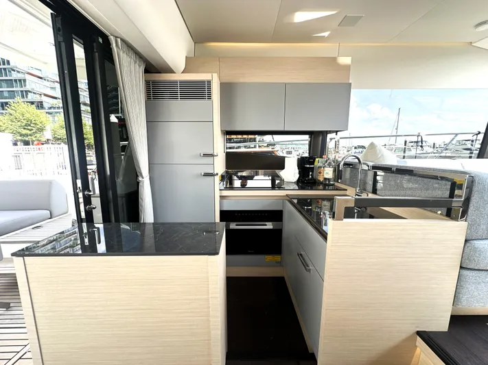  Yacht Photos Pics 2023 Prestige Yachts 520 S