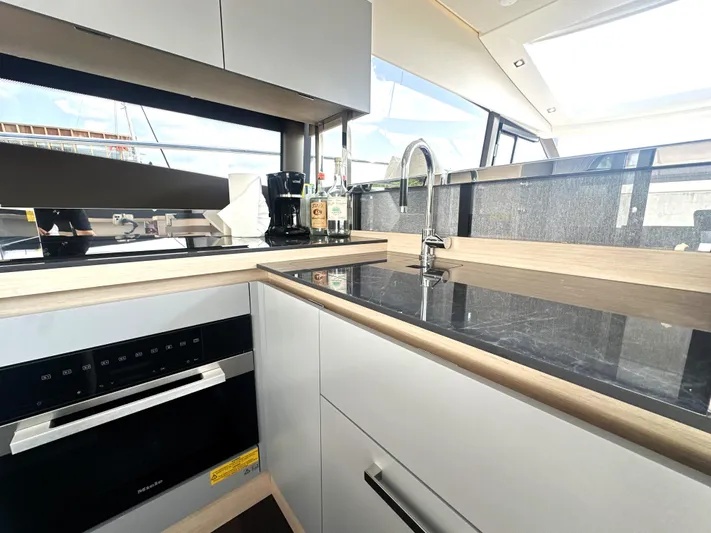  Yacht Photos Pics 2023 Prestige Yachts 520 S