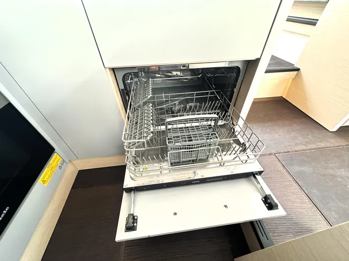  Yacht Photos Pics 2023 Prestige Yachts 520 S