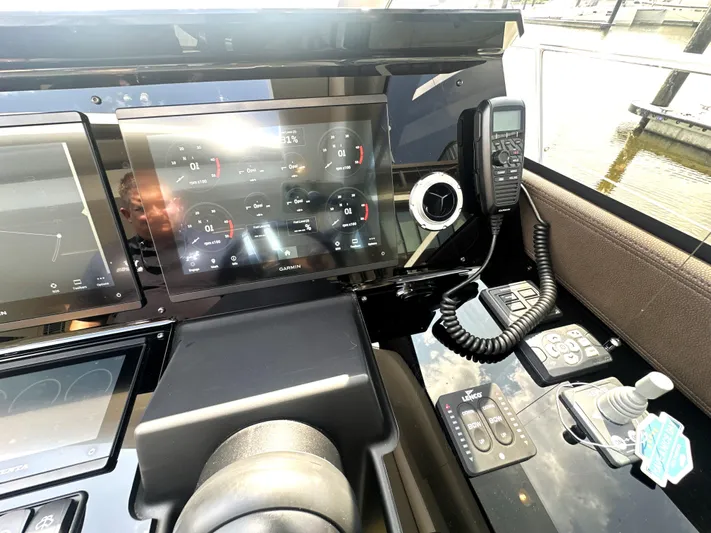  Yacht Photos Pics 2023 Prestige Yachts 520 S