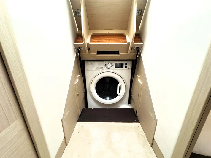  Yacht Photos Pics 2023 Prestige Yachts 520 S