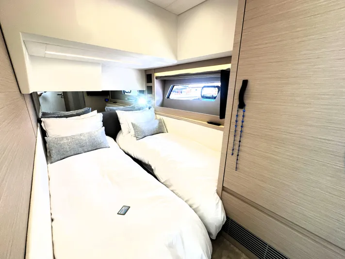  Yacht Photos Pics 2023 Prestige Yachts 520 S