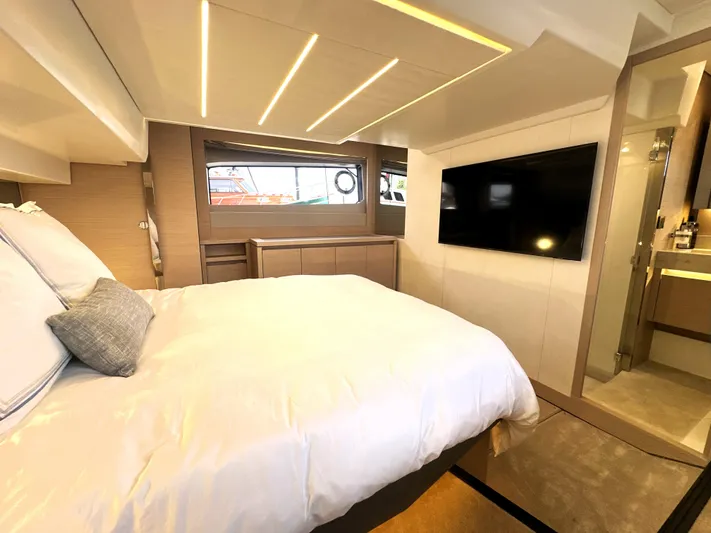  Yacht Photos Pics 2023 Prestige Yachts 520 S